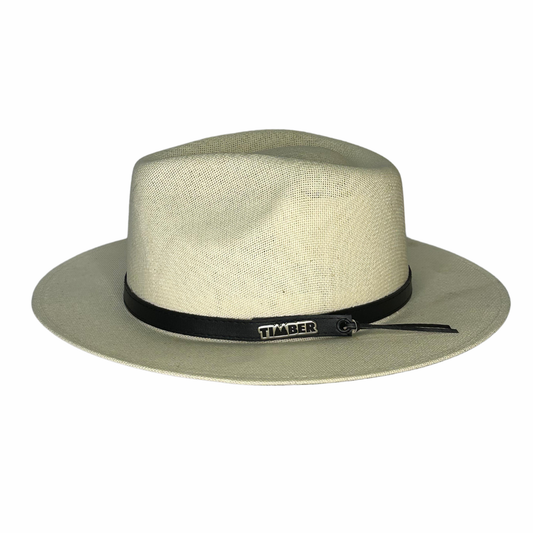 Um chapéu bege de aba larga, com uma fita preta ao redor da copa, que traz um design clássico e elegante. A fita preta possui um pequeno detalhe metálico escrito ''TIMBER''.
