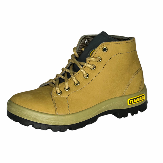 Bota de tom bege claro com cadarço amarelo combinando. O solado é robusto em preto com uma base intermediária bege. Detalhe com o logo "TIMBER" em amarelo no calcanhar.