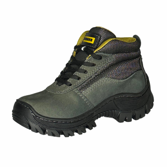 Bota infantil com tonalidade verde-oliva e detalhes em preto. Design robusto com costuras destacadas em cinza e detalhes de malha respirável nas laterais. Cadarços pretos complementam a aparência esportiva e funcional.