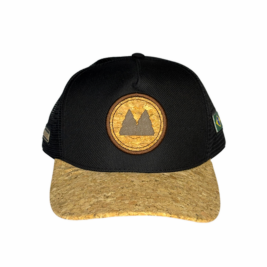 logo circular no centro é revestido com cortiça, destacando o símbolo da marca. A combinação da cor preta com o tom da cortiça oferece um design equilibrado e único.