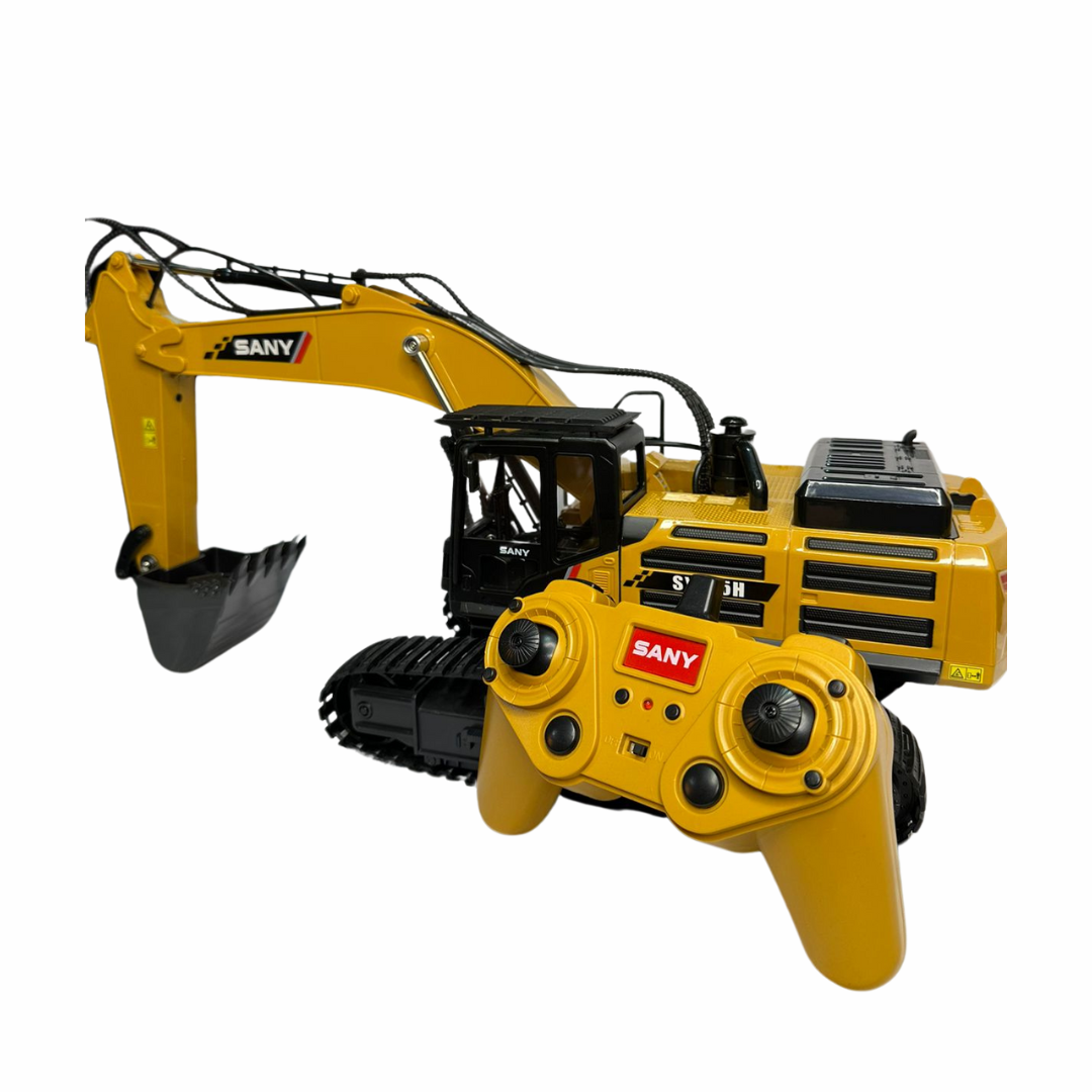 Miniatura Escavadeira SANY SY485H. Miniatura da escavadeira SANY vista de um ângulo lateral, destacando os detalhes das esteiras e do braço mecânico em plástico. O controle remoto amarelo está em evidência na frente da miniatura, reforçando sua funcionalidade interativa.