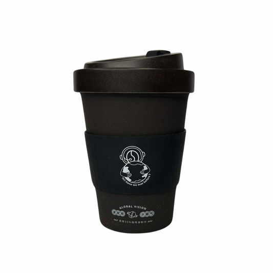 Copo preto montado com a tampa no lugar, mostrando o design compacto e a luva de silicone que facilita o manuseio, com detalhes ecológicos visíveis na base.