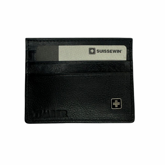 Carteira em couro italiano preto com design compacto e elegante. Na frente, possui dois slots horizontais para cartões, com destaque para o nome "TIMBER" gravado em baixo relevo no canto inferior esquerdo e o emblema metálico da marca Suissewin no canto inferior direito.