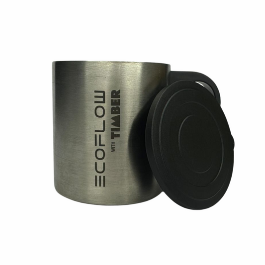 Caneca de metal com acabamento escovado, trazendo o logo "EcoFlow with Timber" gravado em preto. Acompanha uma tampa preta circular com alça lateral para facilitar o manuseio.