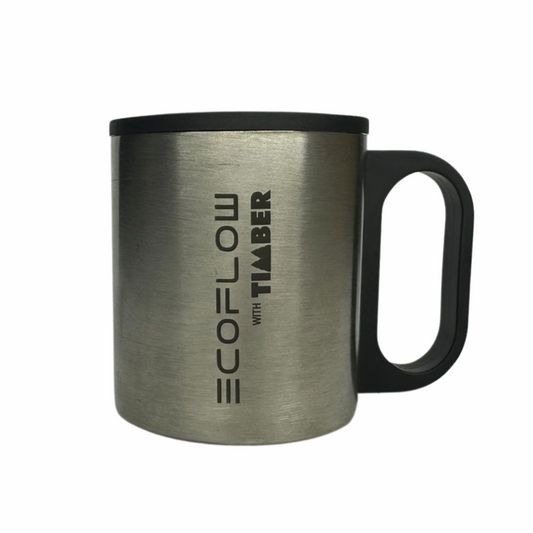 Caneca de metal com acabamento escovado, trazendo o logo "EcoFlow with Timber" gravado em preto. Acompanha uma tampa preta circular com alça lateral para facilitar o manuseio.