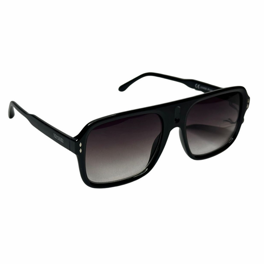 Óculos de sol no estilo aviador com armação preta e lentes de tonalidade degradê. A ponte entre as lentes é fina, com acabamento em alto brilho. As hastes possuem um design elegante e robusto, mantendo a assinatura "Timber".