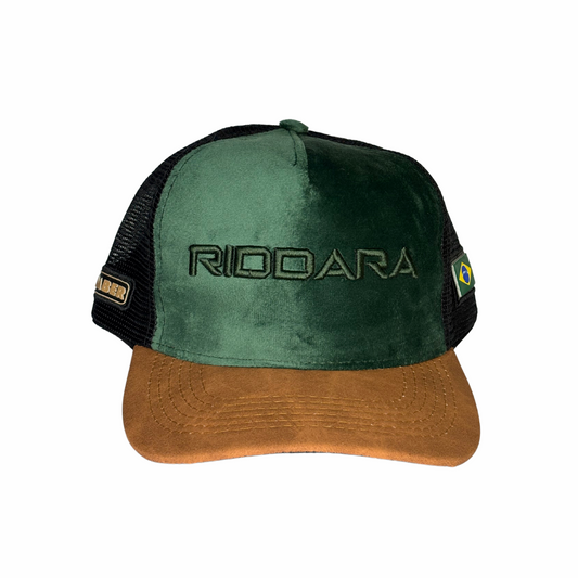 Parte frontal em tecido verde com bordado "Riddara" em alto relevo. Aba em material marrom.