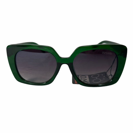 Vista frontal do mesmo modelo de óculos, destacando o design geométrico e o formato marcante da armação em contraste com as lentes escurecidas.