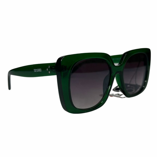 Óculos de sol com armação quadrada em tom de verde translúcido, acabamento brilhante e hastes largas. As lentes possuem tonalidade escura com efeito degradê, proporcionando estilo e proteção contra raios UV.