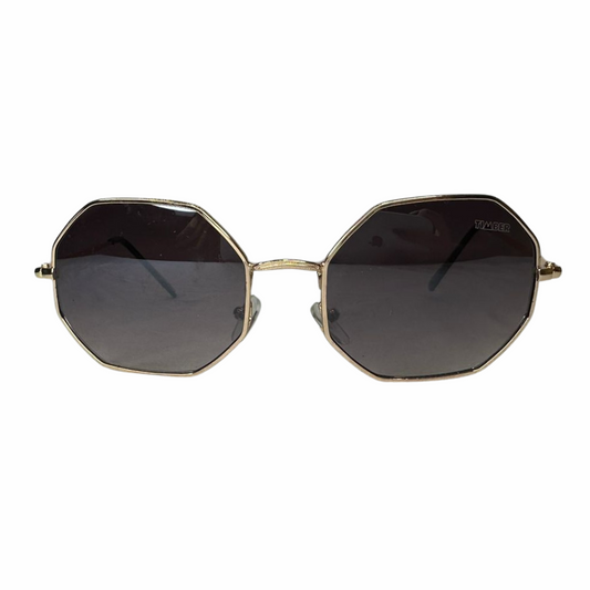 A armação octogonal em metal dourado exibe um formato único e ousado. As lentes pretas destacam o contraste com o acabamento metálico, ideal para um estilo retrô moderno.
