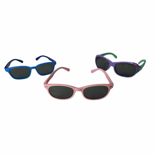 Apresenta três óculos infantis de diferentes cores. O modelo rosa com armação arredondada e lentes pretas, o modelo roxo com hastes verdes decoradas e lentes pretas, e o modelo azul com um design mais reto e clássico também com lentes pretas. Todos os modelos são vibrantes e feitos para crianças.