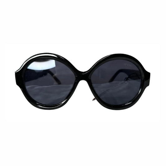 Design com armação arredondada em preto brilhante, trazendo um visual retrô e contemporâneo. As lentes escuras garantem um estilo elegante e proteção contra os raios solares.