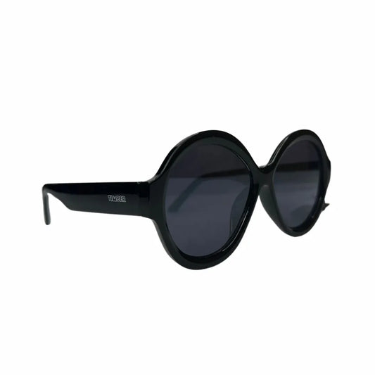 Hastes finas e sólidas com acabamento em preto, conferindo um toque minimalista e confortável ao encaixe. A logo discreta na lateral adiciona exclusividade ao modelo.