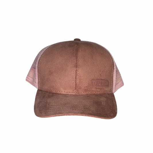 Vista frontal do mesmo boné, destacando o logotipo "TIMBER" em alto-relevo na parte central da aba. O material frontal tem uma textura aveludada que adiciona sofisticação ao design.