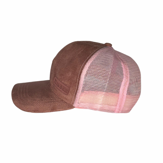 Boné de aba curva com parte frontal em tecido rosado e lateral/traseira em tela rosa. Design casual e ventilado, ideal para uso em dias quentes.