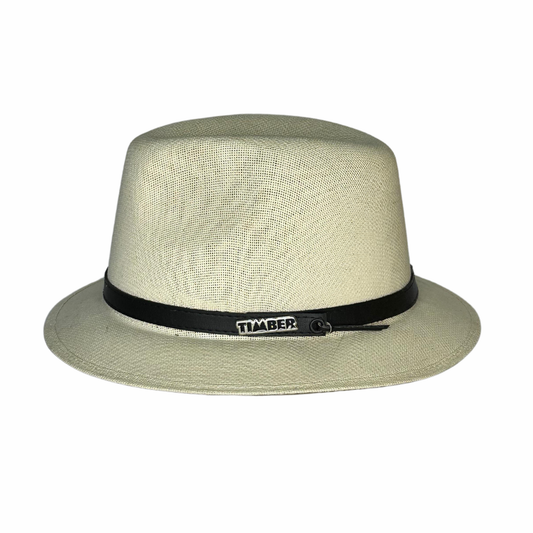 Chapéu bege clássico, com aba média e faixa preta decorativa ao redor da base. O design é elegante e atemporal, ideal para diferentes ocasiões. O logotipo "Timber" em uma pequena placa metálica na faixa adiciona um toque de sofisticação.
