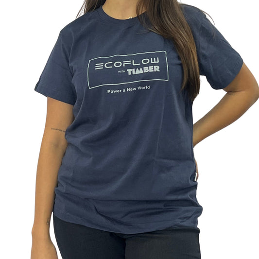 Modelo vestindo camiseta Azul feminina 100% algodão com estampa 'EcoFlow with Timber' e o slogan 'Power a New World'.