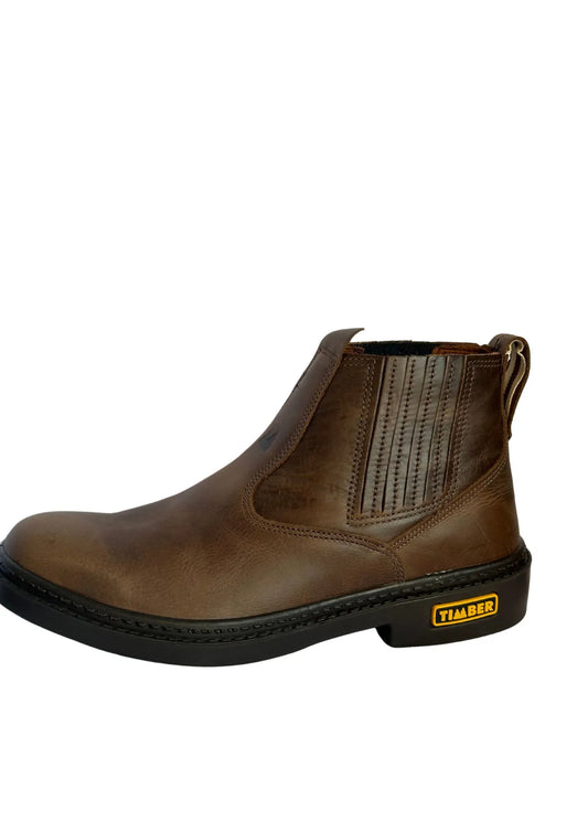 Bota marrom de couro, estilo Chelsea, com elástico lateral detalhado e costuras reforçadas. Solado robusto e entressola preta com a logo "Timber" destacada.