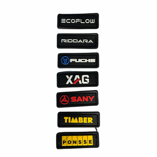 Patches bordados:
EcoFlow: Bordado branco.
Riddara: Bordado branco com um toque minimalista.
FUCHS: Bordado azul com símbolo gráfico.
XAG: Bordado branco e vermelho com design moderno.
SANY: Bordado vermelho vibrante acompanhado de ícone gráfico.
Timber: Bordado amarelo com estilo chamativo.
Ponsse: Bordado amarelo com design segmentado.