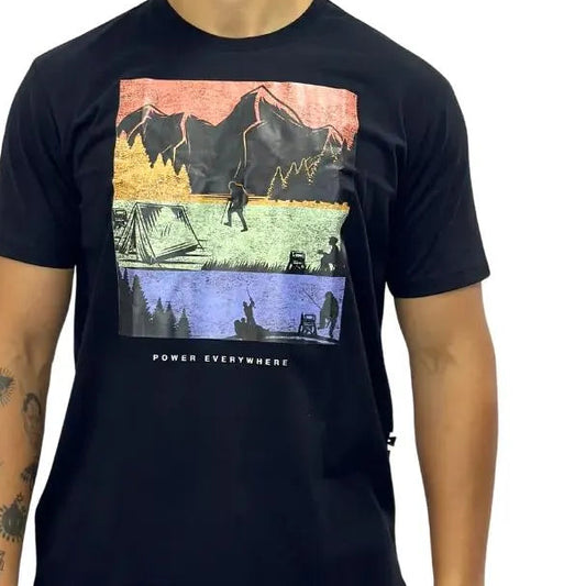 Camiseta masculina preta 100% algodão com estampa colorida de paisagem com montanhas, florestas e cenas ao ar livre. Inclui o texto "Power Everywhere".
Nome sugerido: "Camiseta EcoFlow Paisagem Outdoor"
