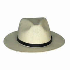 Um chapéu bege de aba larga, com uma fita preta ao redor da copa, que traz um design clássico e elegante. 