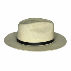 Um chapéu bege de aba larga, com uma fita preta ao redor da copa, que traz um design clássico e elegante. 