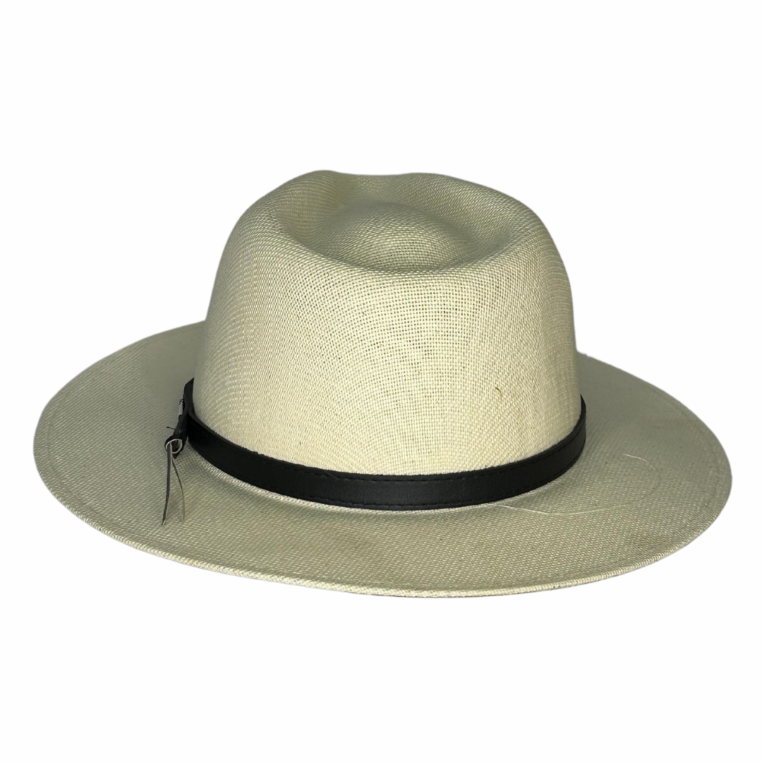 Um chapéu bege de aba larga, com uma fita preta ao redor da copa, que traz um design clássico e elegante. 