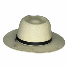 Um chapéu bege de aba larga, com uma fita preta ao redor da copa, que traz um design clássico e elegante. 