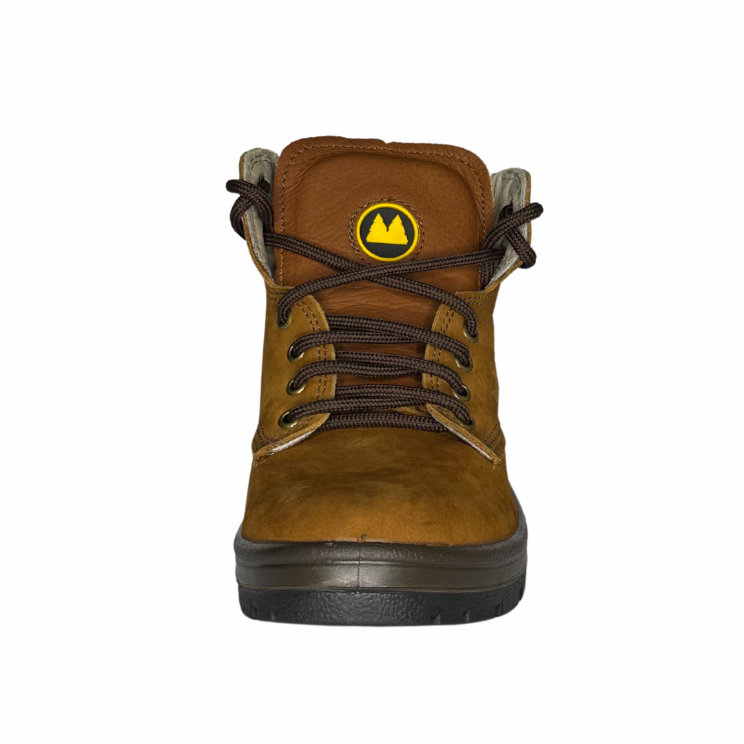 Botina marrom com cadarços marrons e logotipo circular amarelo na lingueta.