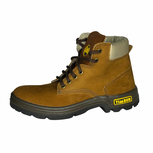 Botina marrom com cadarços marrons, costuras reforçadas e  logotipo circular amarelo na lingueta. etiqueta "TIMBER" amarela na lateral.