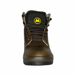 Vista frontal da bota, destacando os cadarços marrons, o forro interno acolchoado e o emblema amarelo no topo da língua, com a logo da marca.