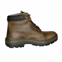 Enfatizando a curvatura ergonômica da bota e a sola com ranhuras profundas para tração.