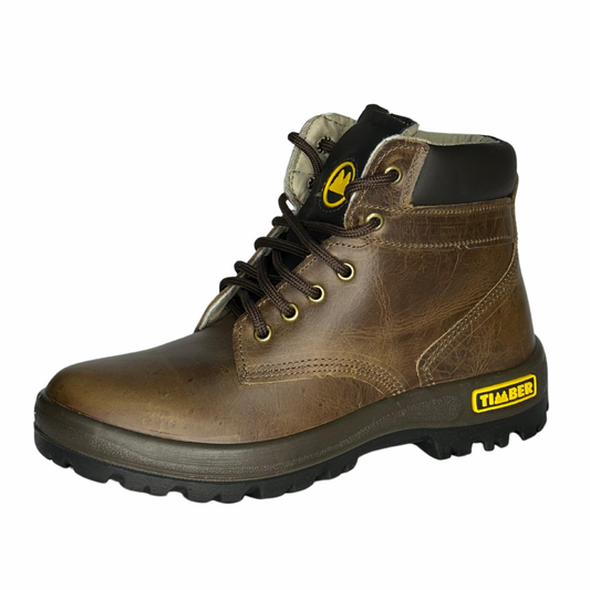 Uma bota unissex em couro marrom com acabamento fosco e textura rústica. Possui cadarços marrons e detalhes em costura visíveis. A sola é de borracha preta, robusta e com o logotipo "Timber" em amarelo na lateral.