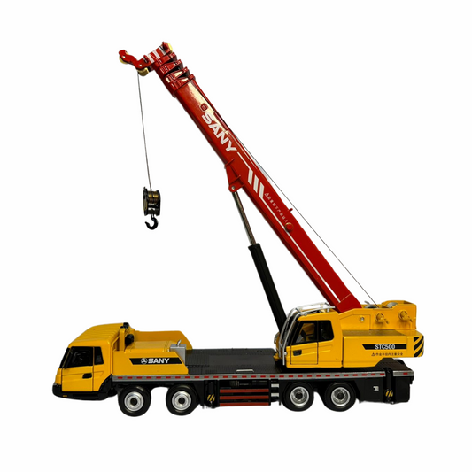 Miniatura  Guindaste STC800T6 SANY. cabine e corpo na cor amarela, combinado com um braço articulado vermelho. O braço exibe o logotipo da "SANY" e é equipado com um gancho de suspensão preto, sustentado por um cabo de aço.