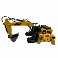 Miniatura Escavadeira SANY SY485H. Miniatura detalhada de uma escavadeira SANY, com acabamento predominantemente amarelo e detalhes pretos. Possui esteiras de plástico, uma cabine e um braço articulado. Inclui um controle remoto amarelo com joysticks pretos e a marca SANY em destaque.