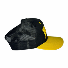 Boné preto com aba frontal em amarelo vibrante. A parte lateral exibe uma tela preta que confere ventilação.