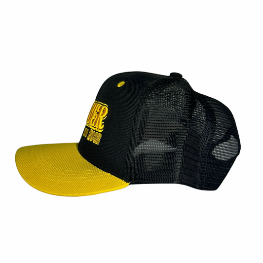 Boné preto com aba frontal em amarelo vibrante. A parte lateral exibe uma tela preta que confere ventilação.