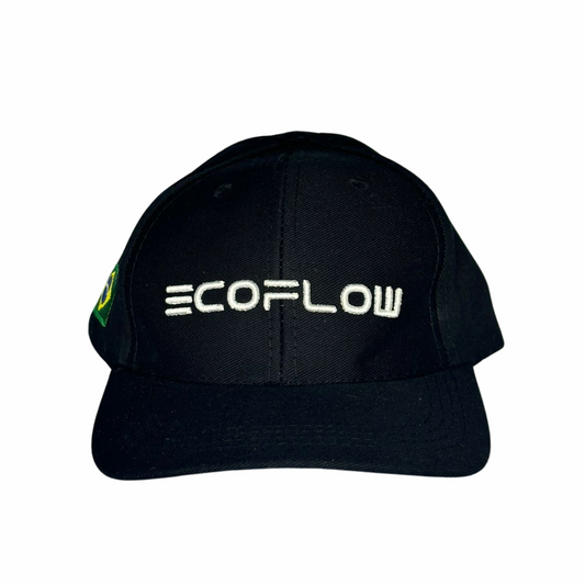 Boné preto com o logotipo "EcoFlow" bordado em branco na frente. A borda arredondada e o design minimalista transmitem modernidade.