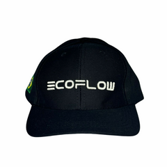 Boné preto com o logotipo "EcoFlow" bordado em branco na frente. A borda arredondada e o design minimalista transmitem modernidade.