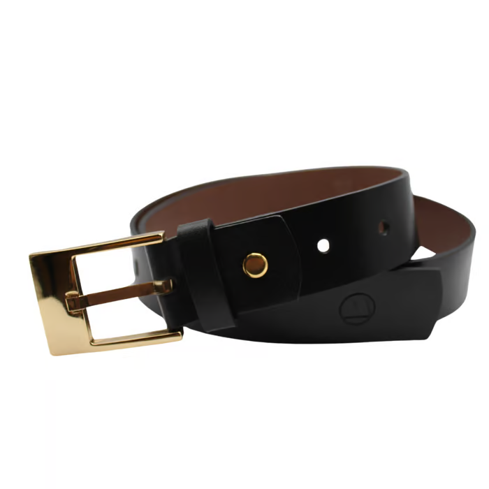 Cinto 100% couro preto com acabamento brilhante, trazendo elegância e sofisticação. Fivela dourada quadrada que adiciona um toque clássico e refinado.
Interior em tom marrom, proporcionando um contraste discreto e sofisticado. Ajustável com múltiplos furos para um encaixe confortável.