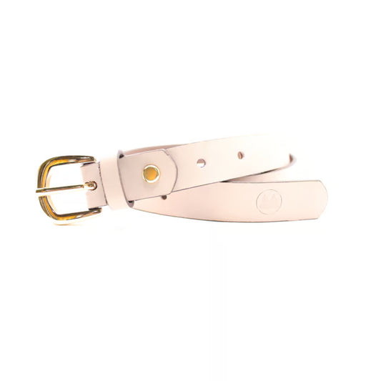 Cinto de off White, com acabamento minimalista e sofisticado. Possui fivela metálica dourada, que adiciona um toque elegante ao acessório. O detalhe em ilhós dourado próximo à fivela complementa o design refinado. O couro liso e os furos ajustáveis garantem conforto e versatilidade.