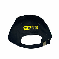 Boné preto com bordado "Timber" em amarelo na parte traseira combinando estilo e funcionalidade.