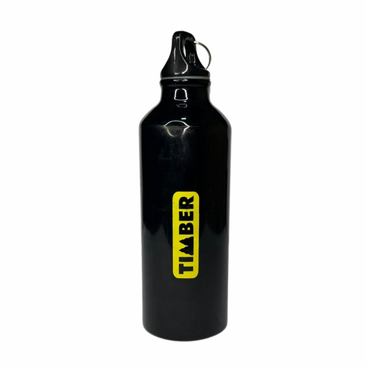Garrafa preta com tampa encaixada, mostrando a alça de transporte em destaque. O logotipo "Timber" em amarelo continua sendo o elemento principal no design.