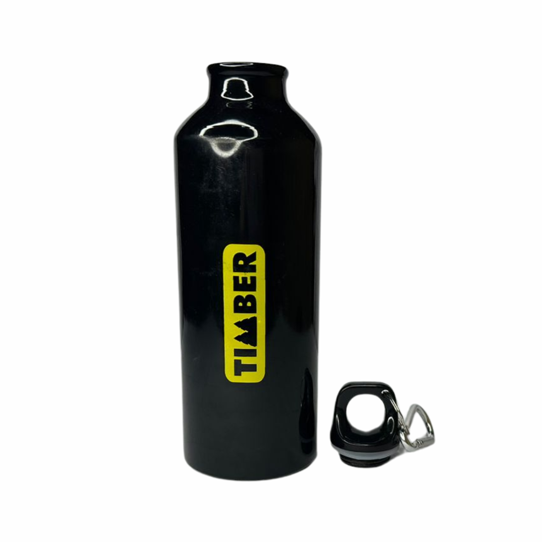 Garrafa preta com acabamento brilhante, formato cilíndrico e design minimalista. A tampa possui alça de metal para facilitar o transporte. O logotipo "Timber" em amarelo está destacado verticalmente na lateral.
