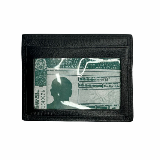 Parte traseira com um compartimento transparente, ideal para armazenar documentos como CNH ou identidade, garantindo visibilidade sem a necessidade de remoção. O design mantém a simplicidade e funcionalidade.