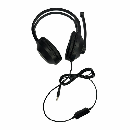 Fone de ouvido preto com design clássico, apresentando almofadas acolchoadas para maior conforto e um microfone ajustável conectado ao lado direito. Cabo fino com controle embutido para ajuste de volume.