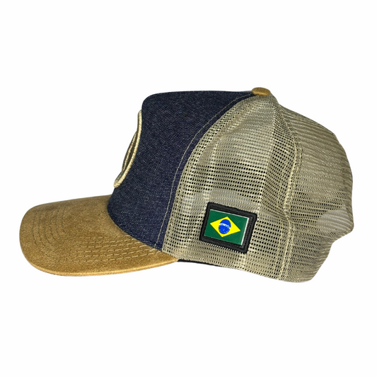 Tela bege com bandeira do Brasil bordada.