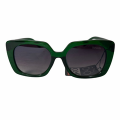 Vista frontal do mesmo modelo de óculos, destacando o design geométrico e o formato marcante da armação em contraste com as lentes escurecidas.