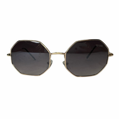 A armação octogonal em metal dourado exibe um formato único e ousado. As lentes pretas destacam o contraste com o acabamento metálico, ideal para um estilo retrô moderno.

