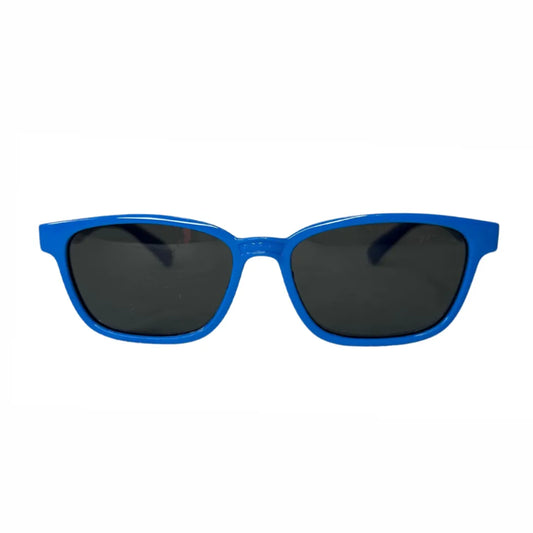  A armação azul vibrante é apresentada com lentes escuras que contrastam com o tom da moldura. A borda é levemente curvada, criando uma aparência moderna e casual.